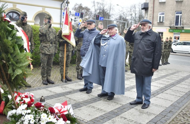 Pod pomnikiem 72 Pułku Piechoty znajdującym się przy ulicy Malczewskiego 20 zostały złożone kwiaty i wieńce.