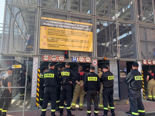 W tym tygodniu, od poniedziałku do środy 13 września, strażacy z Komendy Miejskiej Państwowej Straży Pożarnej w Katowicach prowadzili działania przy parkingu automatycznym na ul. Tylnej Mariackiej w Katowicach
