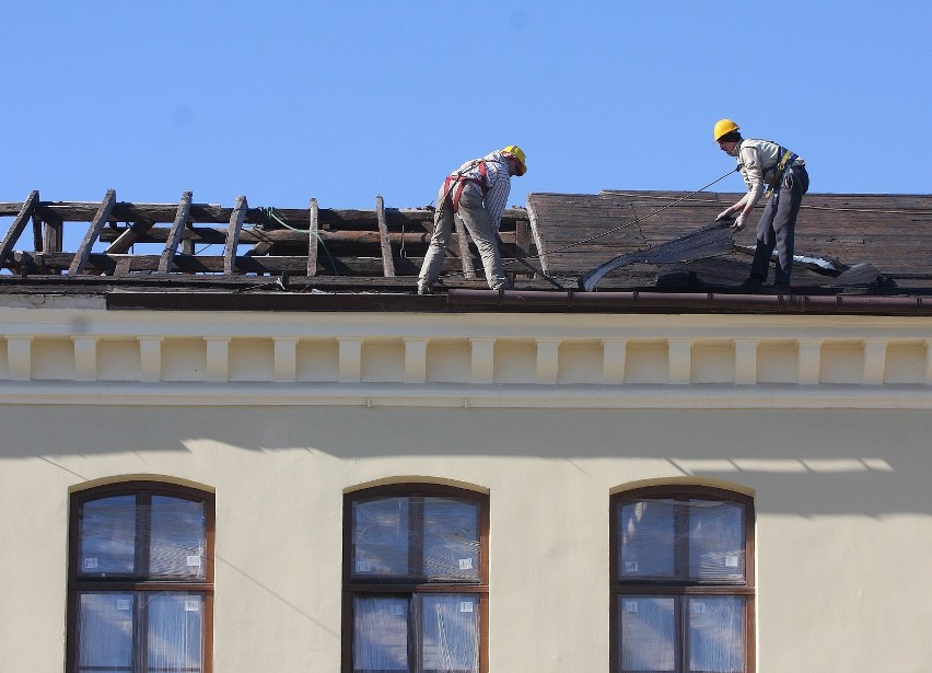 Robotnicy rozpoczęli demontaż dachu budynku PKP