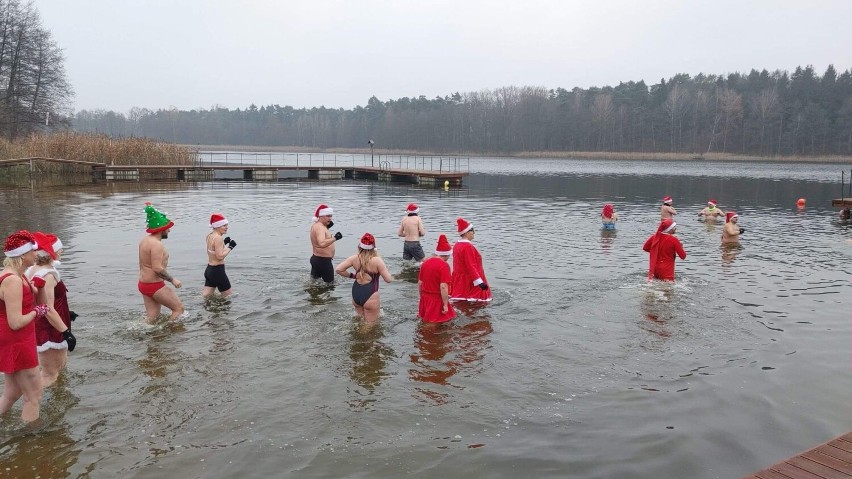 Mikołaje w wodzie! Świąteczna kąpiel morsów z Ostroroga i okolic