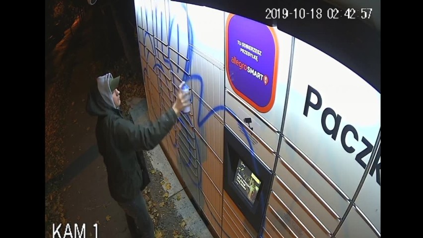 "Upiększył" paczkomat na ulicy Sądowej w Zabrzu. Szuka go policja [WIDEO z monitoringu]