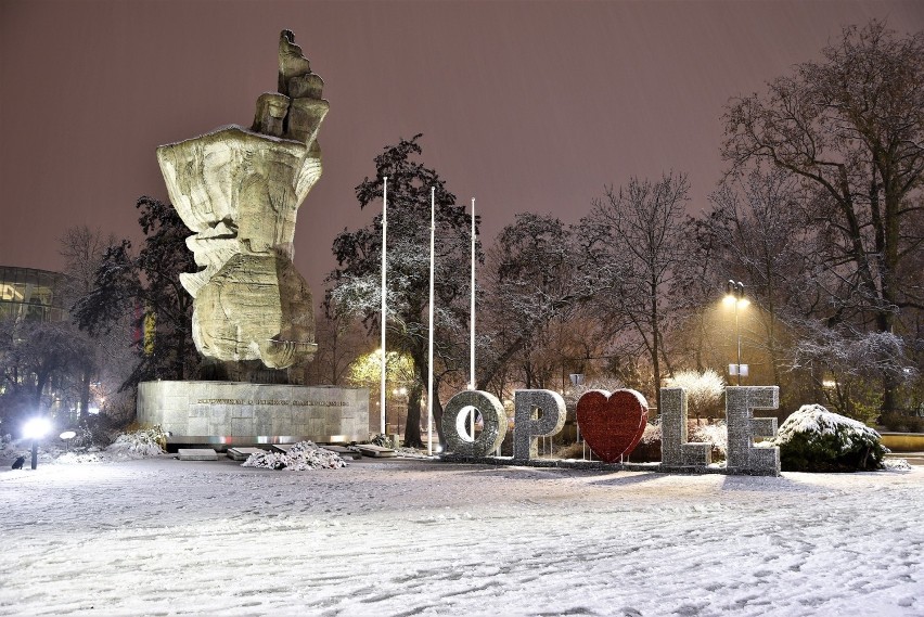 Pierwszy śnieg w Opolu w sezonie zimowym 2021/2022. Miasto...
