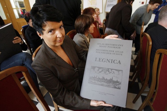 Anna Gątowska dyrektor Legnickiej Biblioteki prezentuje Atlas
