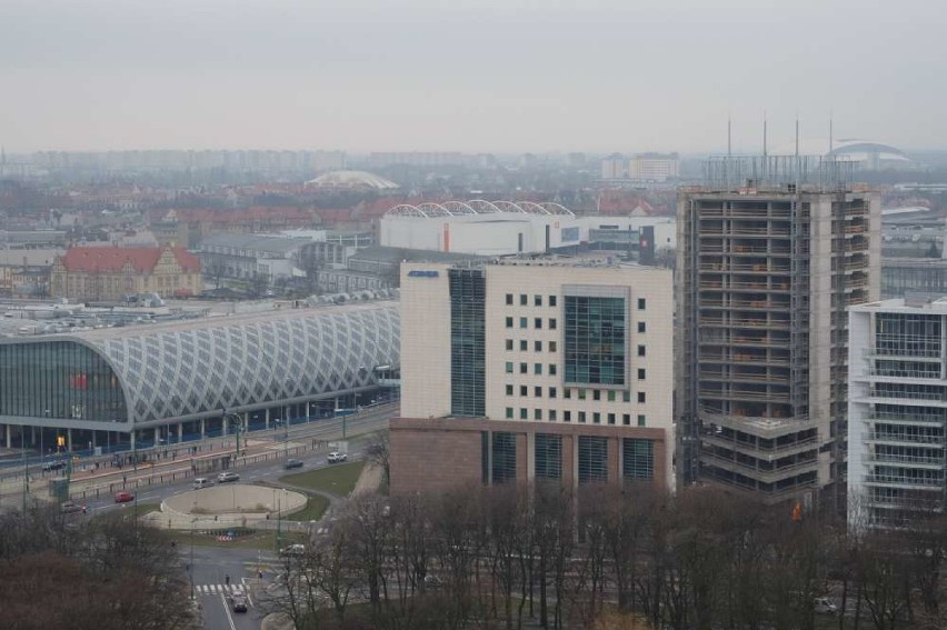 Tak wygląda Poznań z dachu wieżowca Uniwersytetu...