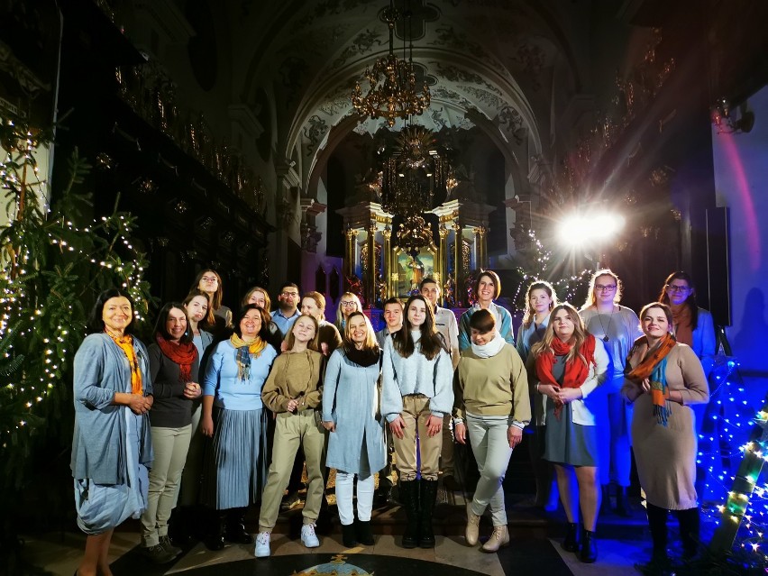 Raba Gospel Choir podczas nagrania klipu w Bazylice św....