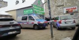 Napad na kantor przy ul. Przybyszewskiego. Bandyta miał przy sobie broń. Szuka go policja