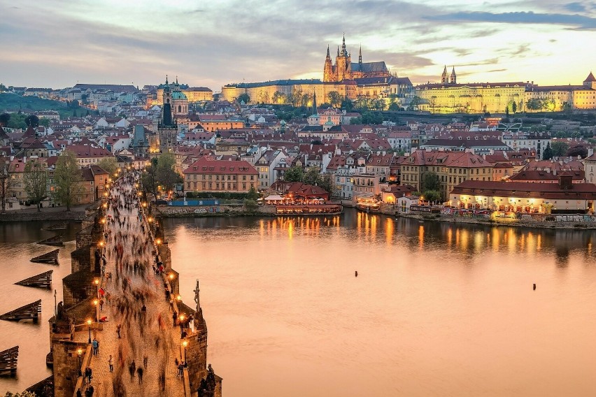 Praga, z jej barokową architekturą, wąskimi uliczkami i...