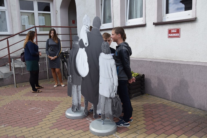 Czarno-białe sylwetki zesłańców na Sybir. Nietypowa wystawa stanęła w centrum Sokółki (zdjęcia)