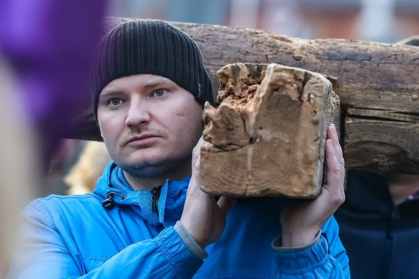 Stara Łubianka. Mieszkańcy ponieśli krzyż. Droga krzyżowa w obiektywie Jarosława Ramuckiego