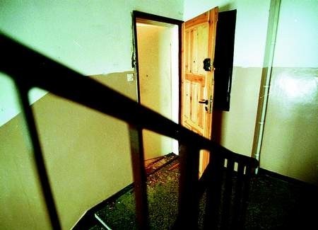 W marcu 2001 roku policjanci wyłamali drzwi do mieszkania ,Terminatora&quot;. W pralce znaleźli tysiące dolarów i kamizelki kuloodporne.
Fot. P. Świderski