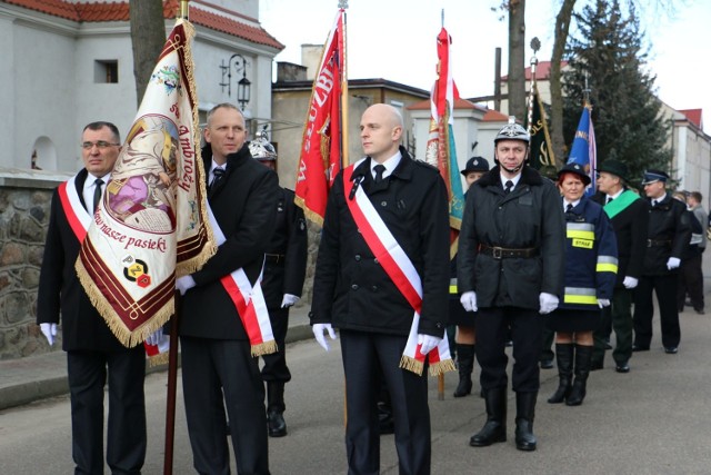 Koło Pszczelarzy w Bobrownikach ma swój sztandar. Po uroczystej mszy świętej i poświęceniu sztandaru w remizie OSP, nastąpiło wbicie gwoździ pamiątkowych w drzewiec sztandaru. Sponsorów było wielu, co oznaczać może, że każdy chciał włączyć się w te ważne wydarzenie.