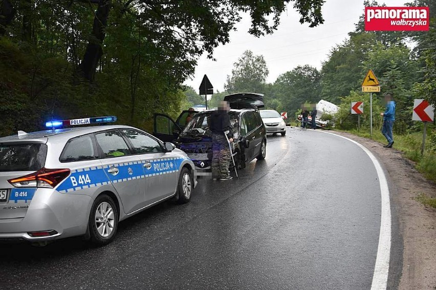 Wypadek w Strudze pod Wałbrzychem - urwane koło przyczyną zderzenia samochodów.