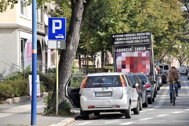 Zmieniony znak na ul. Kościuszki. Teraz na wysokości pl. Daszyńskiego mogą parkować tylko pojazdy osobowe.