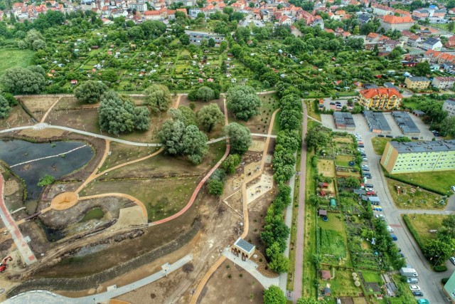 To już prawie koniec inwestycji! Postęp prac w Parku Miejskim w Świebodzinie najlepiej widać z lotu ptaka.