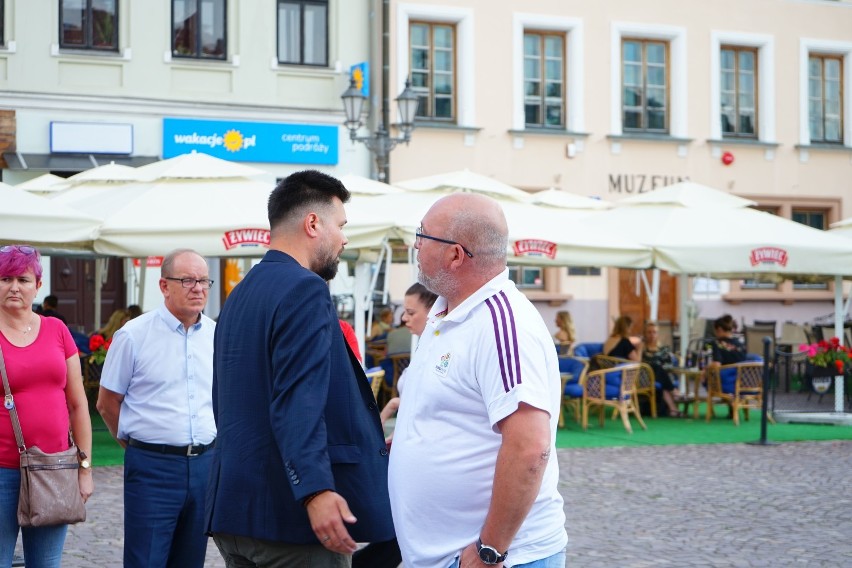 "Nie hejtujcie Podkarpacia", czyli manifestacja na rzeszowskim Rynku. Znaleźli się przeciwnicy