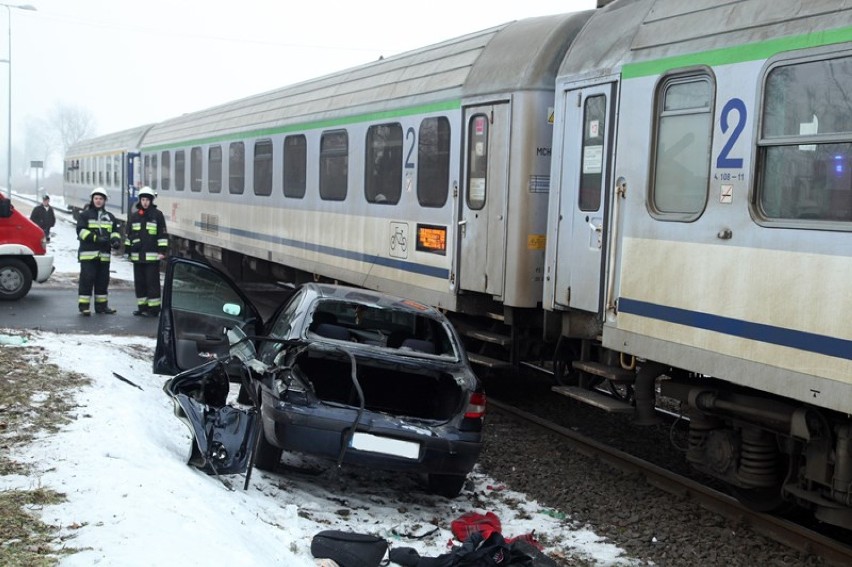 Wypadek w Szydłowie. Samochód wjechał w pociąg