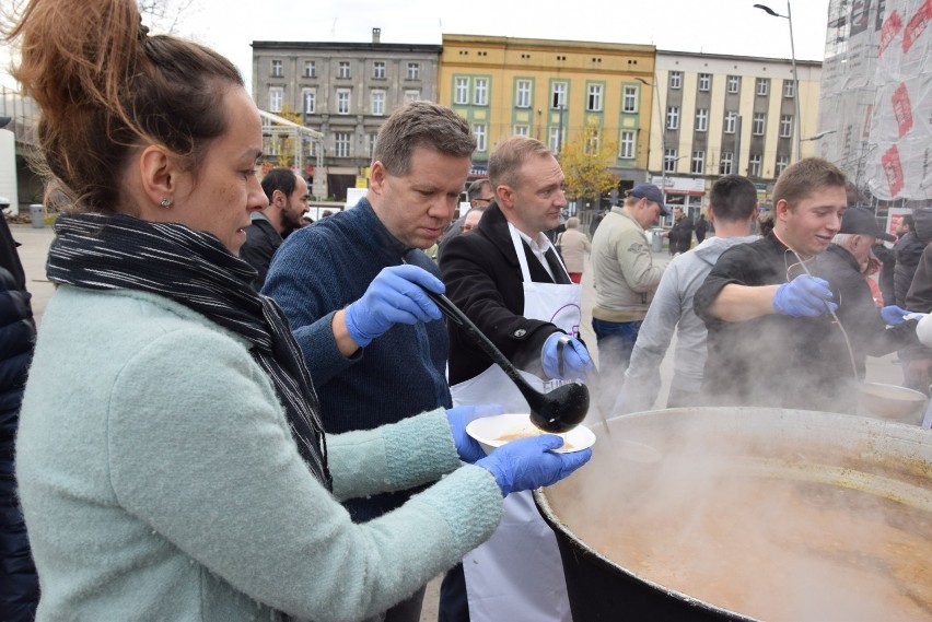 W sobotę, 16 listopada, na rynku w Chorzowie gotowano i...