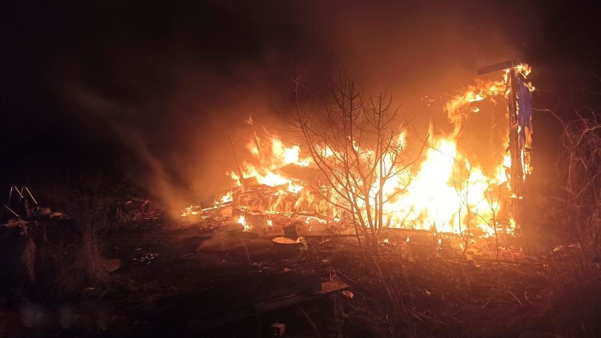 Leszno. Człowiek spłonął w baraku  w okolicach Dożynkowej. Nocny pożar z tragicznym finałem 