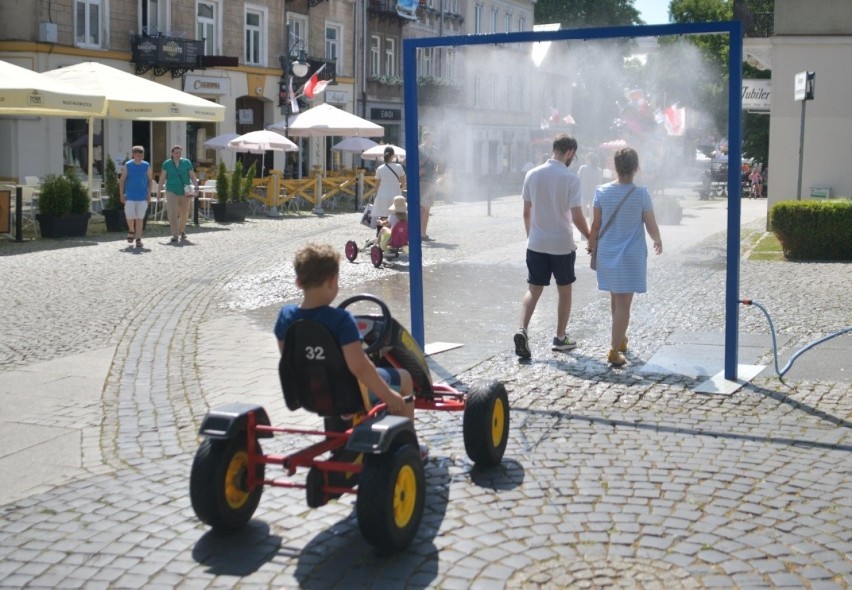 Weekend jest wyjątkowo gorący. W centrum miasta nie było...