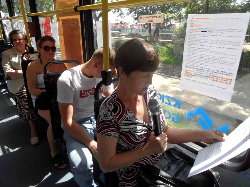 Młodzież z Gimnazjum nr 25 w Zabrzu czytała wiersze Miłosza w tramwaju [WIDEO + ZDJĘCIA]