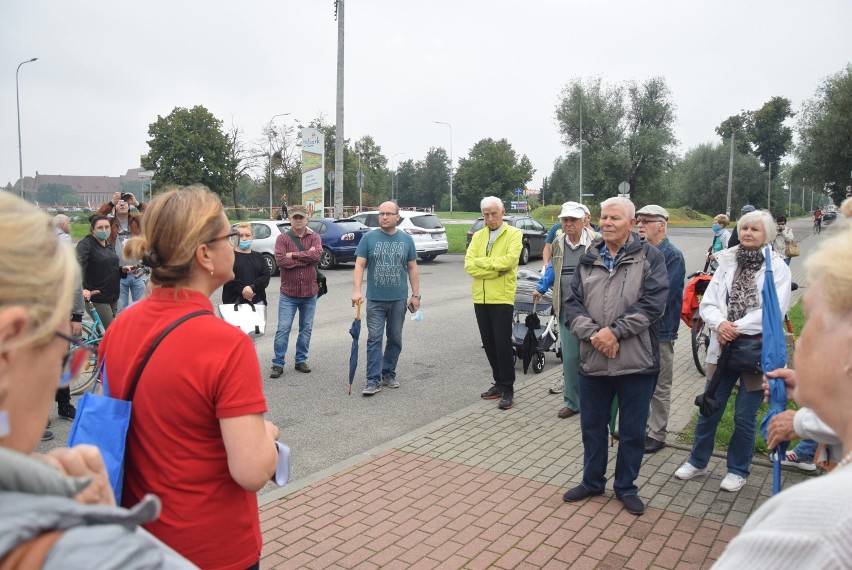 Malbork. Ostatni spacer z przewodnikiem PTTK w strugach deszczu [ZDJĘCIA]. Nogat, mosty, powodzie i wąskotorówka