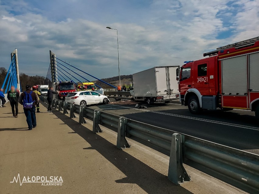 Wypadek na moście w Kurowie. Ranne dwie osoby