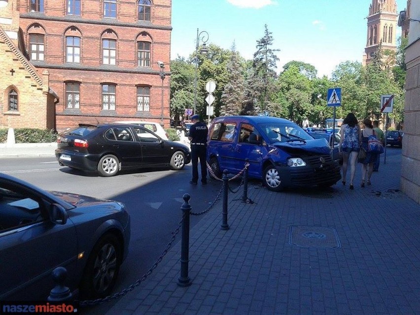Volkswagen wjechał w budynek starostwa. Sprawczyni odjechała z miejsca wypadku przy ul. Brzeskiej
