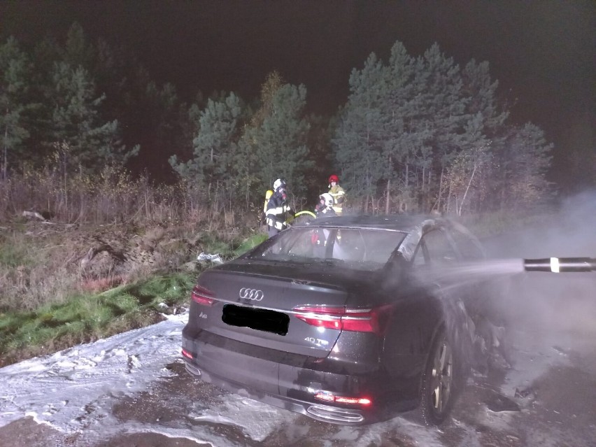 Samochód spłonął w nocy na polnej drodze. Wcześniej został...