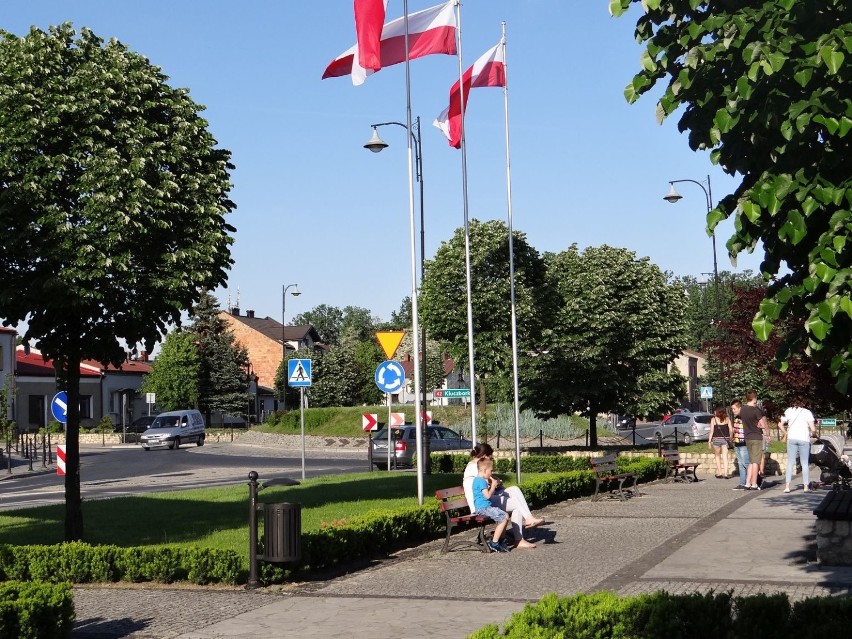 Plac Wolności w Działoszynie. Fontanna i alejki pełne zieleni przyciągają mieszkańców [ZDJĘCIA]