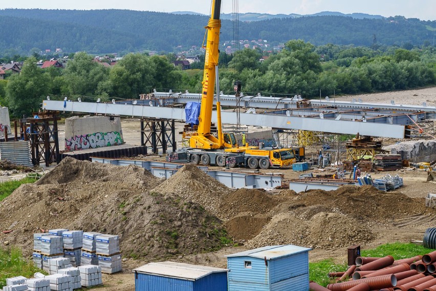 Nowy Sącz. Budowa mostu heleńskiego. prace nie ustają [ZDJĘCIA]