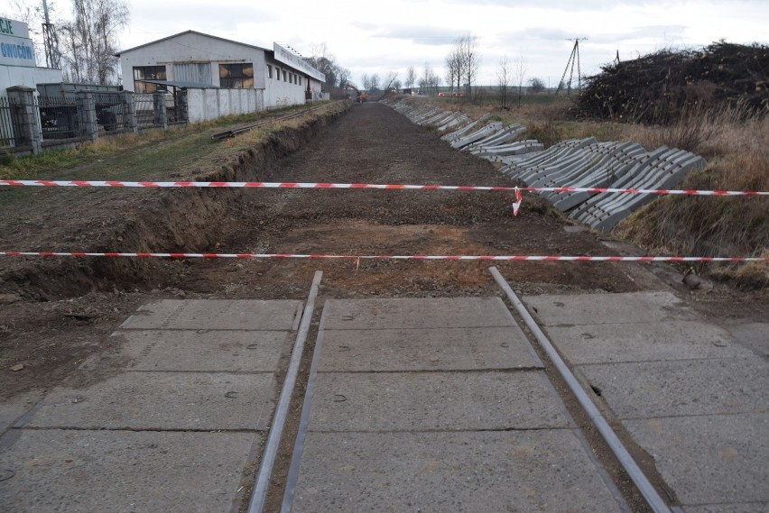 Trwają prace przy rewitalizacji linii kolejowej nr 285 na...