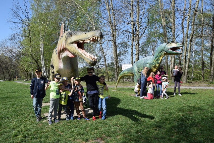 Zabawa w parku dinozaurów