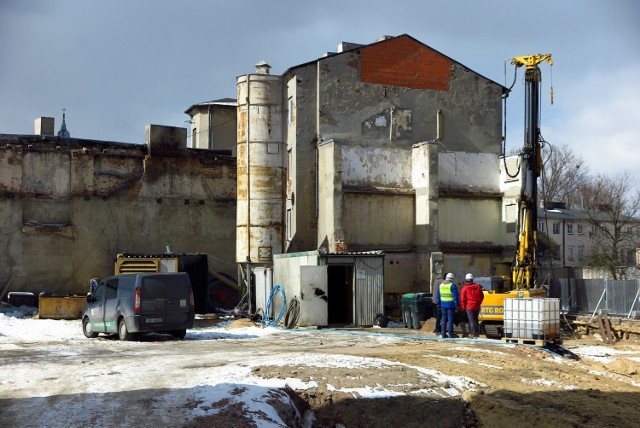 Przy zbiegu u. Starowarszawskiej i Jerozolimskiej w Piotrkowie trwa budowa nowej kamienicy - w budynku, który powstaje w formule TBS,  znajdzie się trzydzieści jeden jedno, dwu i trzypokojowych mieszkań.