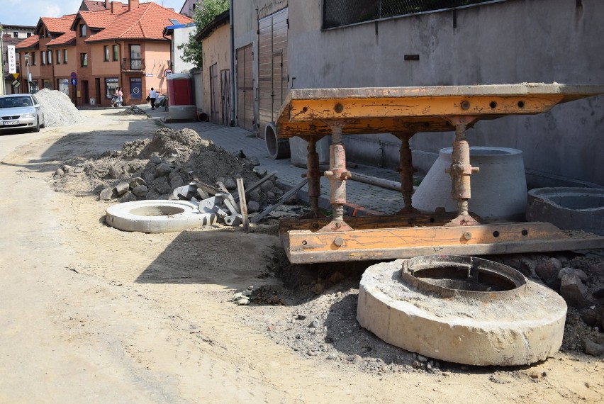 INWESTYCJE: Trwa przebudowa ulicy Kościelnej w Koźminie. Prace idą pełną parą [GALERIA]