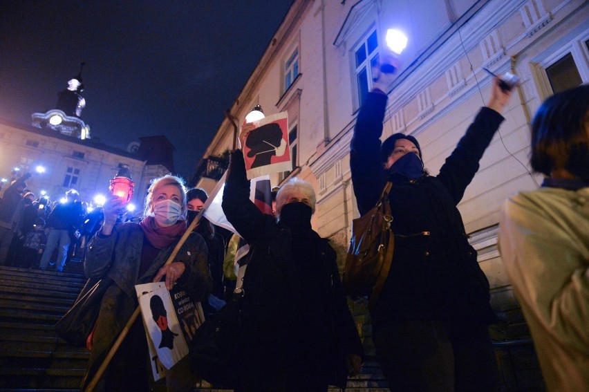 Strajk Kobiet w Przemyślu. Ulicami miasta przeszedł marsz światła [ZDJĘCIA]