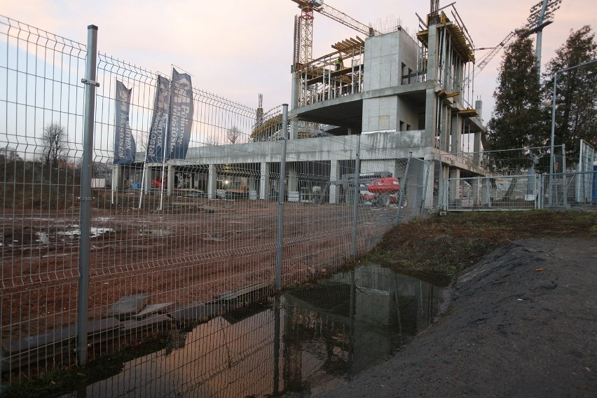 Modernizacja stadionu Górnika Zabrze. Sprawdzamy postęp prac. Arena rośnie, ale kiedy będzie gotowa?