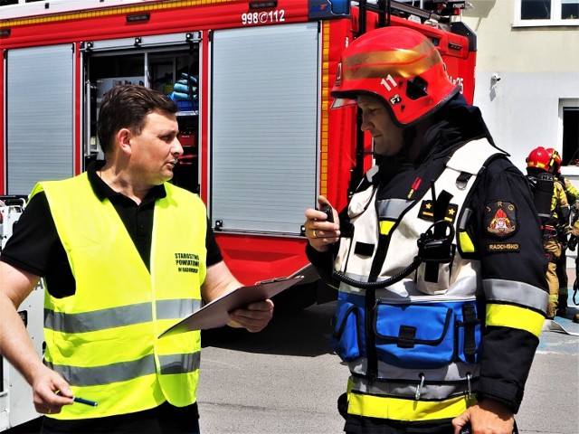 Ćwiczenia straży pożarnej w starostwie powiatowym w Radomsku