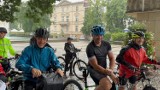 Wakacje przywitali na rowerach. Deszcz im nie przeszkodził. Rajd rowerowy do parku w Zielonej Górze Zatoniu