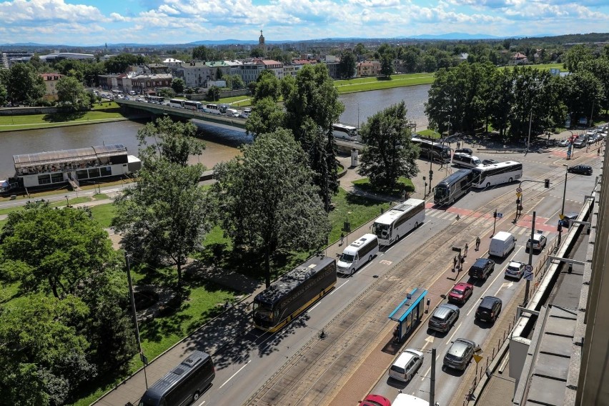 Kraków. Protest przewoźników: ulice zostały zablokowane przez autokary [ZDJĘCIA]