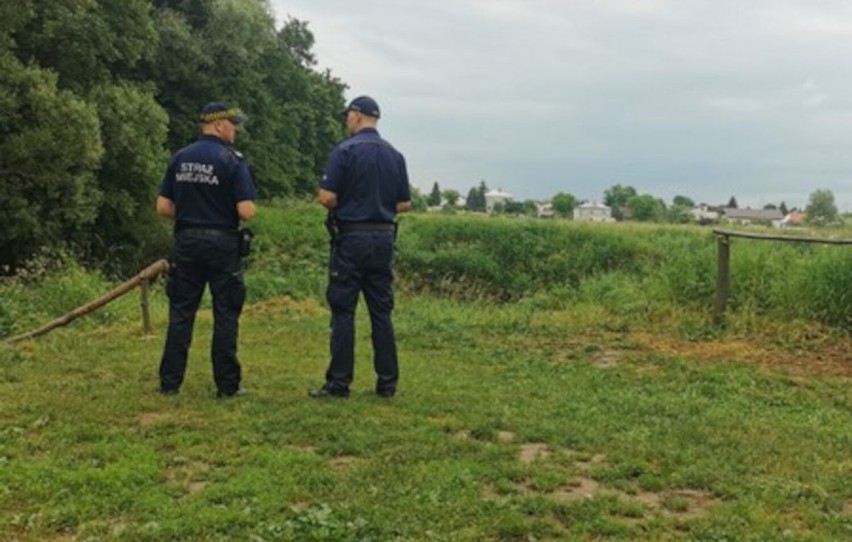 Policjanci i strażnicy miejscy kontrolują dzikie kąpieliska w Krośnie na w ramach akcji "Kręci mnie bezpieczeństwo nad wodą"