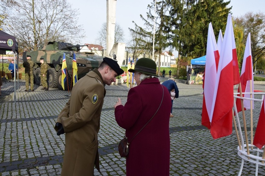 Oficer poświęcił Pani Helenie wiele czasu.