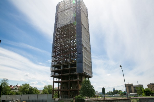 Krakowski szkieletor przy rondzie Mogilskim, czyli niedokończony budynek NOT. Jego budowa zaczęła się w połowie lat 70. XX wieku, ale nigdy nie została ukończona.  Aż do teraz. W przyszłym roku stanie się nowoczesnym biurowcem, Unity Tower