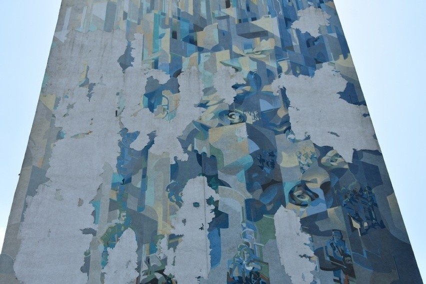 Zniszczony mural na dwóch blokach zastąpi nowe dzieło.