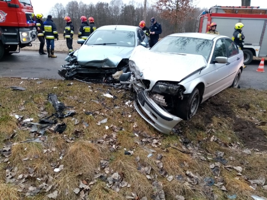 Wypadek w gminie Masłowice. Czołowe zderzenie forda z bmw