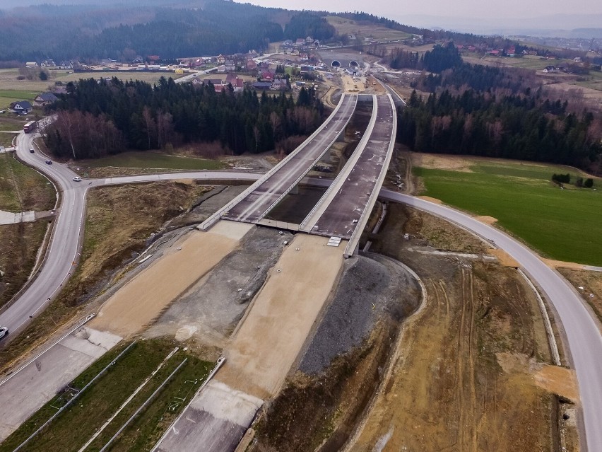 Zakopianka. Złe wiadomości, znów opóźnienia na budowie. GDDKiA: Tunel samochodowy pod Luboniem Małym otwarty będzie dopiero jesienią 