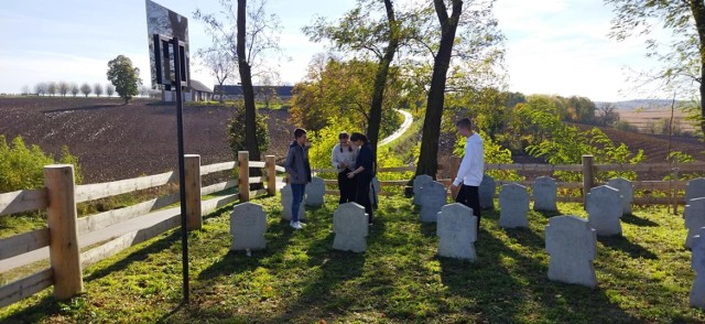 Uczniowie SP w Drohojowie sprzątali cmentarze znajdujące się w tej miejscowości.