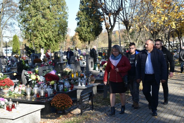 Tłumy mieszkańców na olkuskim cmentarzu