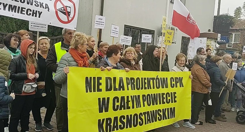 To był kolejny protest mieszkańców w Izbicy przeciw CPK. Tym razem przez kilka godzin blokowali  krajową drogę nr  17. Zobacz zdjęcia