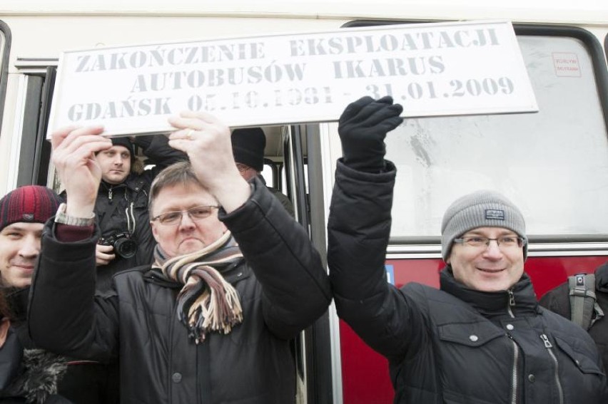 "Sentymentalny Ikarus" w Gdańsku. Historyczny przejazd czerwonym Ikarusem [ZDJĘCIA]