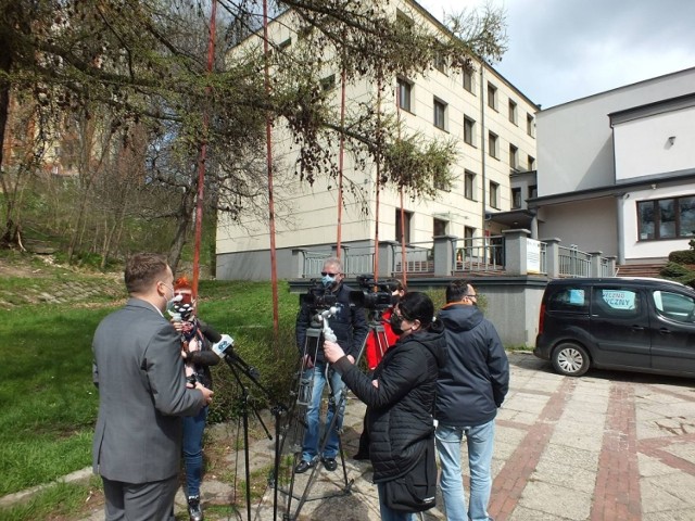 Marek Materek (tyłem) podczas konferencji prasowej przed starachowickim Parkiem Kultury